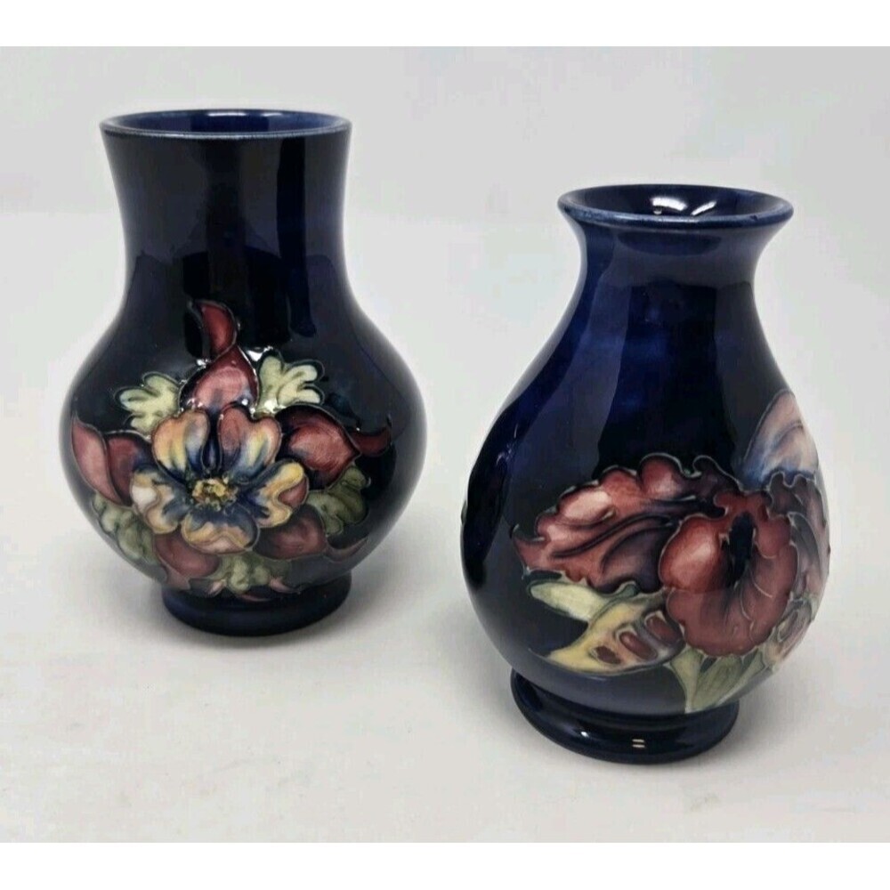 VINTAGE MOORCROFT POTTERY SET OF 2 SMALL VASES BUD VASE BLUE ORCHID ENGLAND RARE